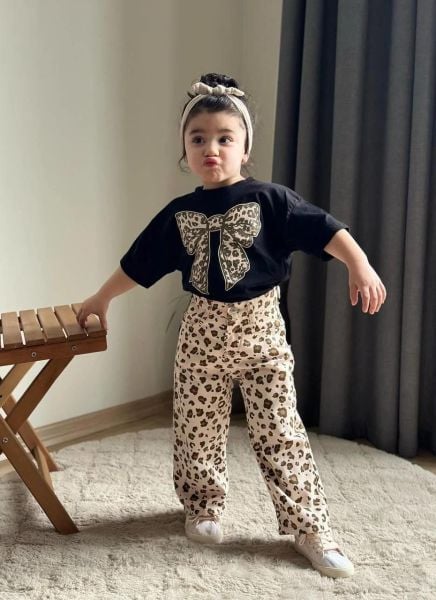 Kız çocuk leopar desenli