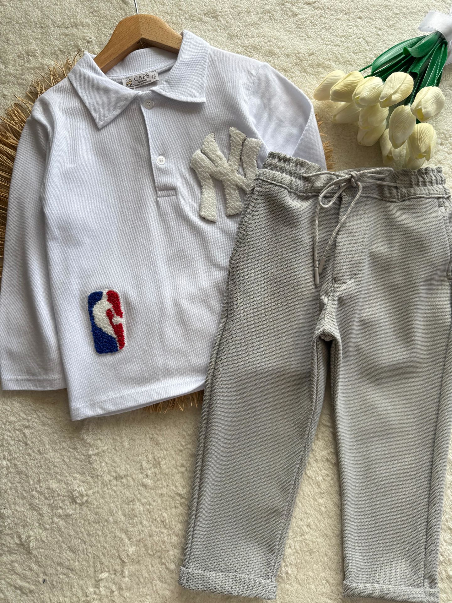 Jogger pantolonlu erkek çocuk takım